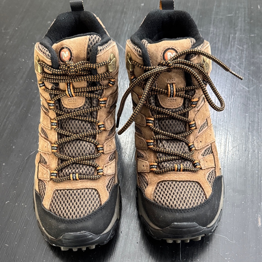 men’s size 8 merrell leather hiking boots. NEW without box/tags.